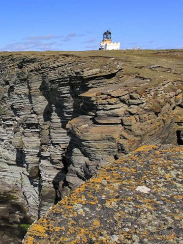 Noup Head Kliff und Leuchtturm auf Westray, Orkney Inseln